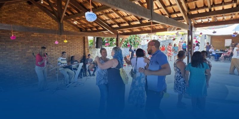 Chá dançante anima idosos no Centro de Referência do Idoso